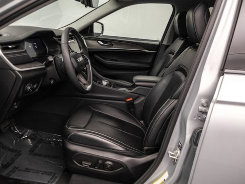 Used 2023 Jeep Grand Cherokee Limited w/ Luxury Tech Group II AWD/4WD image 5