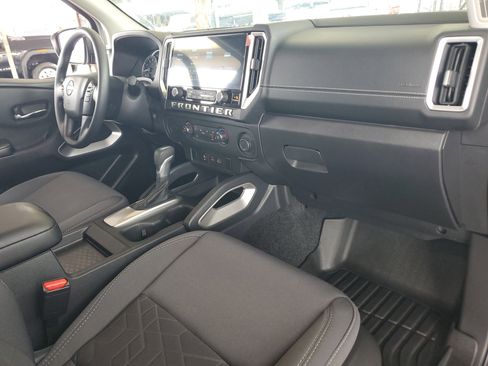 Used 2025 Nissan Frontier SV image 17