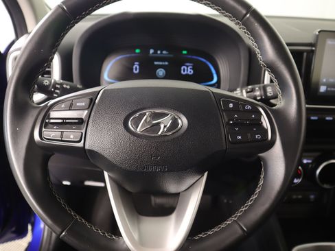 Used 2025 Hyundai Venue SEL image 3