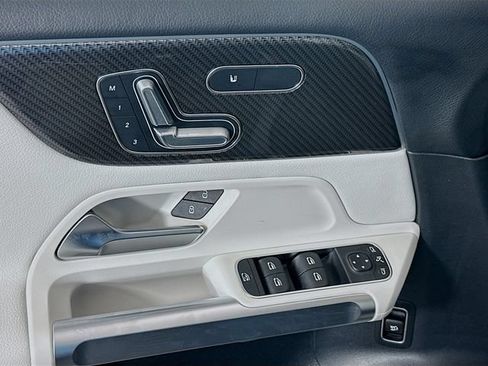 Used 2022 Mercedes-Benz GLB 250 image 18