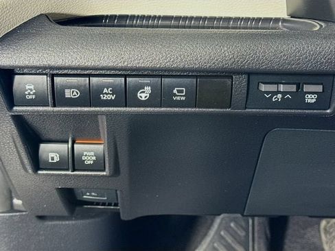 Certified 2023 Toyota Sienna Platinum FWD image 11