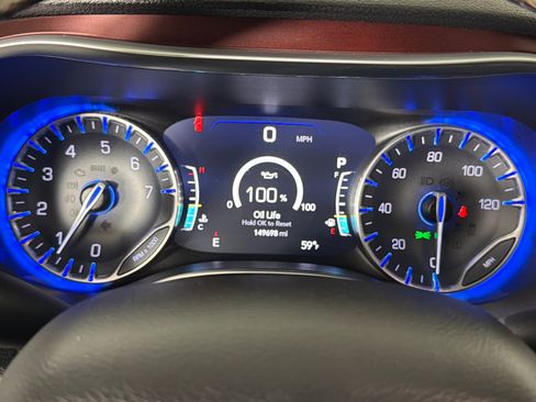 Used 2017 Chrysler Pacifica Limited w/ UConnect Theater Package FWD image 27