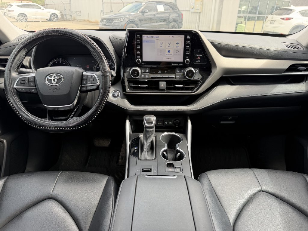 Used 2020 Toyota Highlander XLE FWD image 25