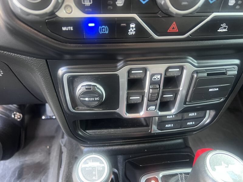 Used 2023 Jeep Wrangler Unlimited Sahara w/ Cold Weather Group AWD/4WD image 28