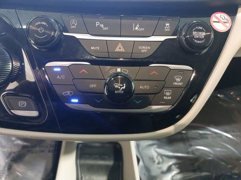 Used 2024 Chrysler Pacifica Touring-L image 23