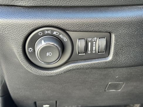 Used 2021 Chrysler Pacifica Touring-L w/ Uconnect Theater Family Group image 38