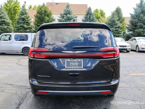 Used 2023 Chrysler Pacifica Touring-L FWD image 7