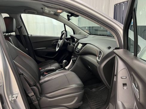 Used 2017 Chevrolet Trax LT w/ LT Convenience Package AWD/4WD image 11