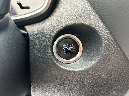 Certified 2022 Toyota Corolla Cross XLE image 33