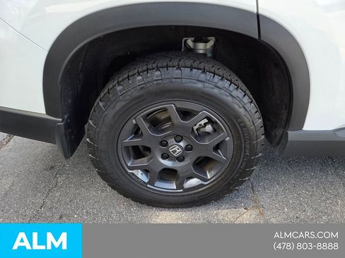 Used 2025 Honda Pilot TrailSport image 17