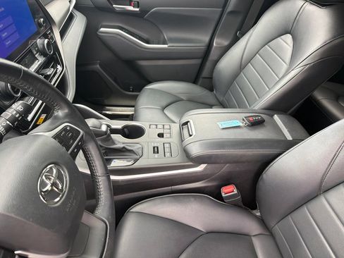 Used 2023 Toyota Highlander XLE AWD/4WD image 14
