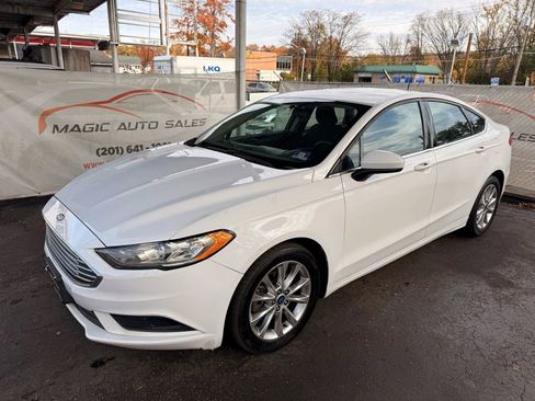 Used 2017 Ford Fusion SE w/ Fusion SE Technology Package image 8