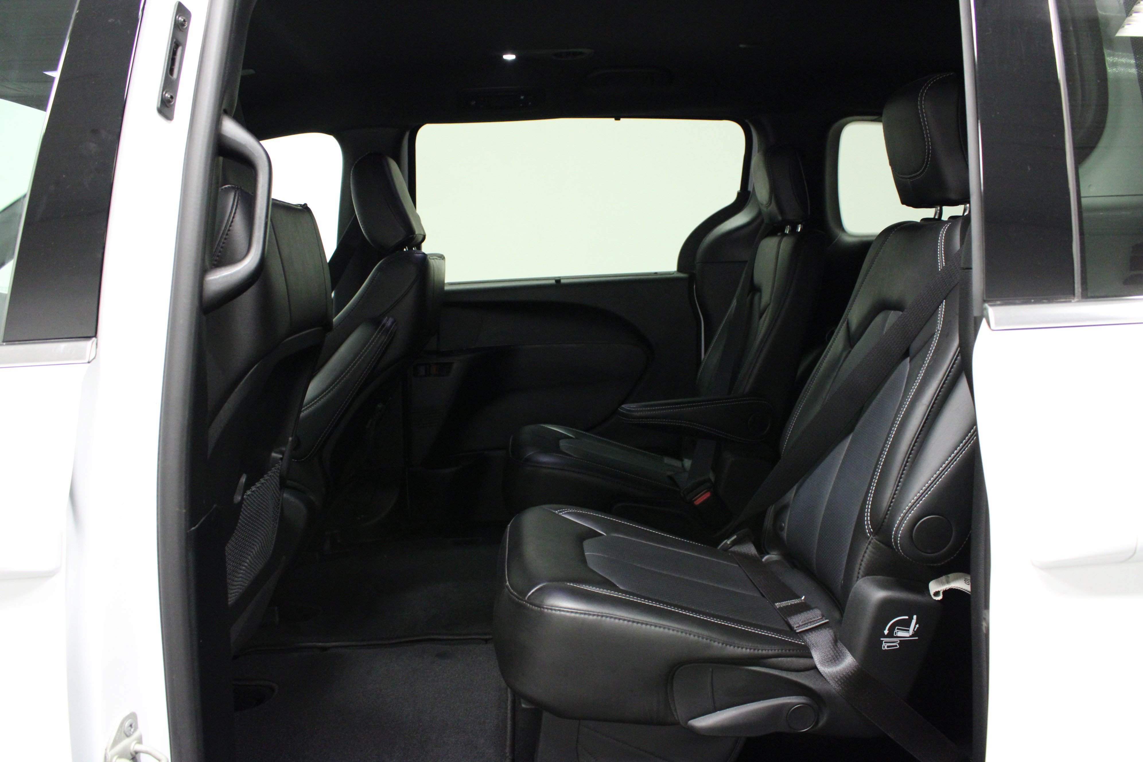 Used 2025 Chrysler Voyager LX FWD image 13
