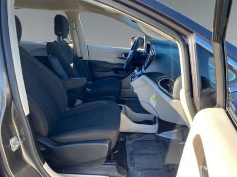 Used 2023 Chrysler Voyager LX FWD image 15