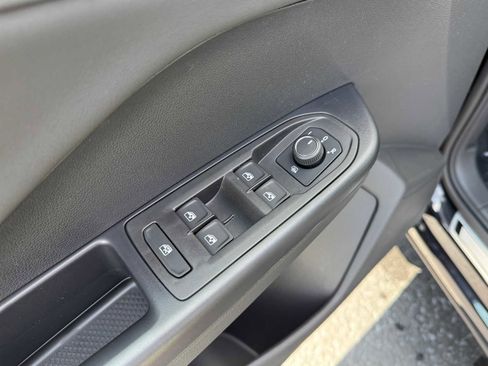 Used 2025 Volkswagen Taos SE image 8