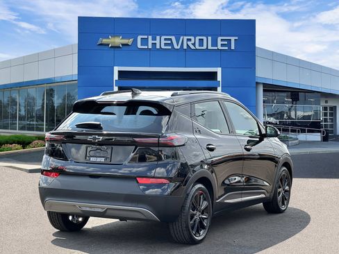 Certified 2023 Chevrolet Bolt EUV Premier w/ Sun & Sound Package FWD image 4