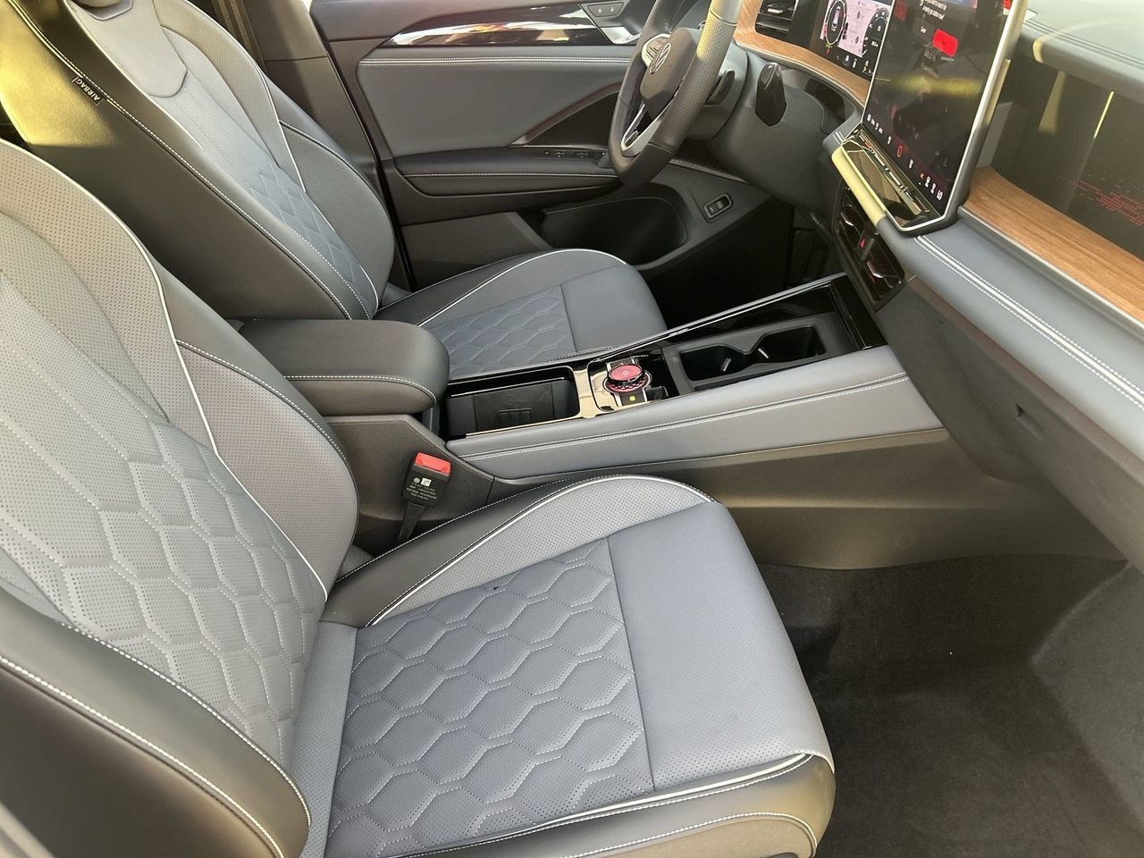 New 2026 Volkswagen Tiguan SEL R-Line AWD/4WD image 8