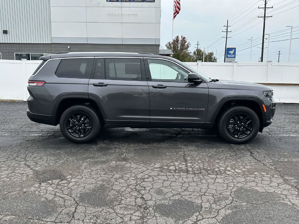 Used 2023 Jeep Grand Cherokee L Laredo w/ Luxury Tech Group I AWD/4WD image 2