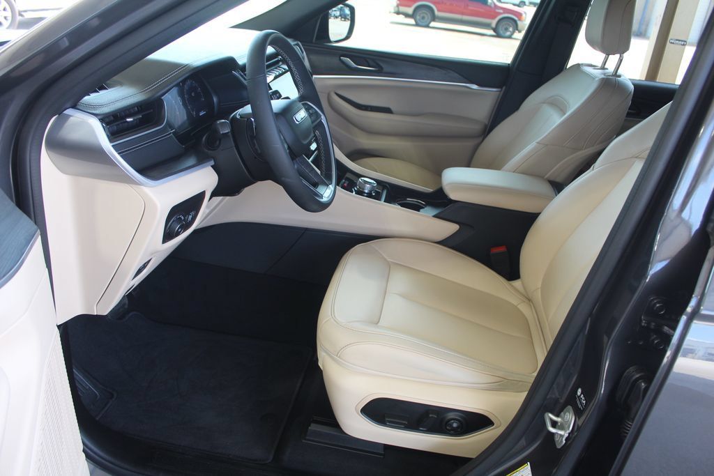 Used 2024 Jeep Grand Cherokee Limited RWD image 29
