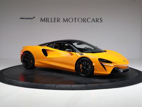 Used 2024 McLaren Artura RWD image 12