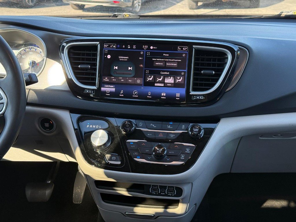 Used 2024 Chrysler Pacifica Touring-L FWD image 10