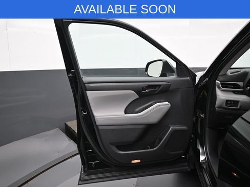 Used 2023 Toyota Highlander LE FWD image 11
