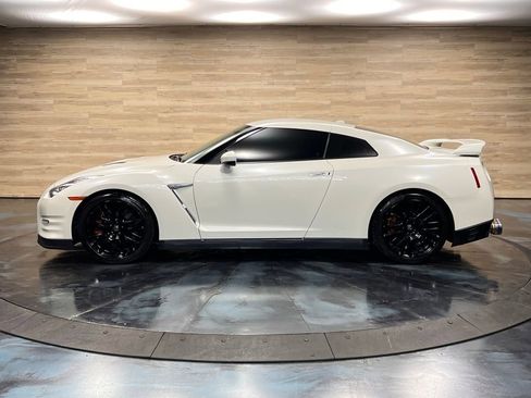 Used 2016 Nissan GT-R Premium image 20