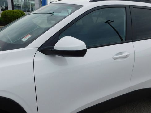 Used 2025 Chevrolet Trax LT w/ LT Convenience Package FWD image 11