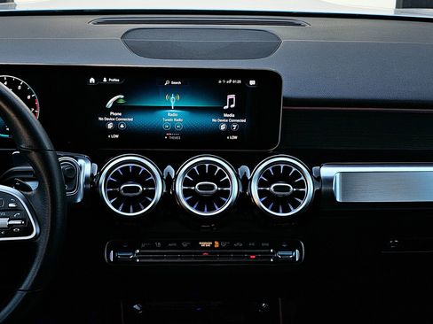 Used 2020 Mercedes-Benz GLB 250 image 25