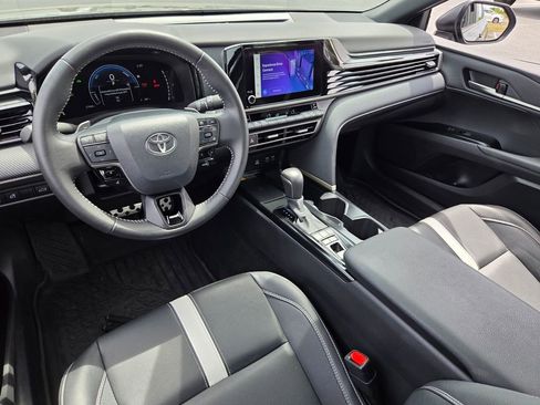 Used 2025 Toyota Camry SE w/ Convenience Package image 8