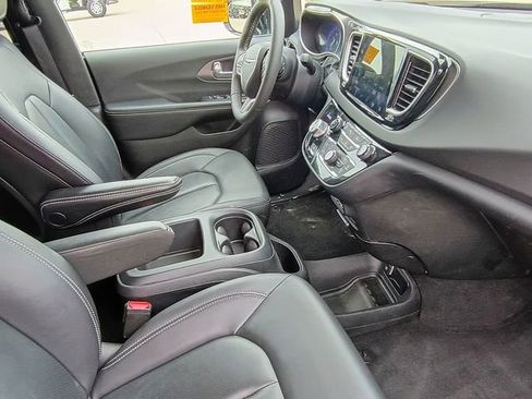 Used 2025 Chrysler Pacifica Select FWD image 10