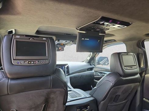 Used 2018 Cadillac Escalade ESV Platinum RWD image 18