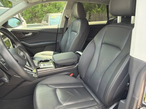 Used 2023 Audi Q8 Premium w/ Convenience Package AWD/4WD image 5