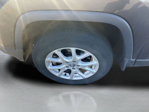 Used 2018 Jeep Cherokee Latitude Plus image 18