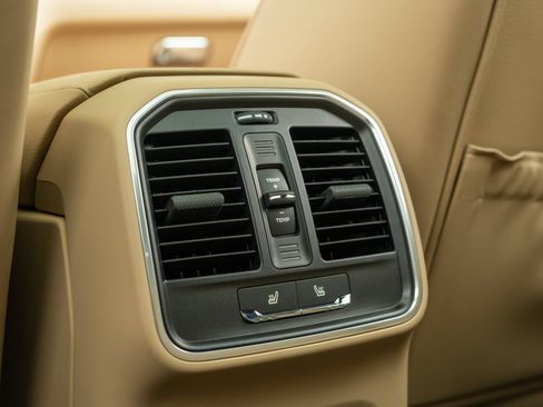 Certified 2023 Porsche Macan AWD/4WD image 36