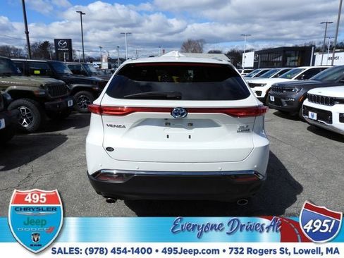 Used 2021 Toyota Venza XLE w/ Softex Package image 4