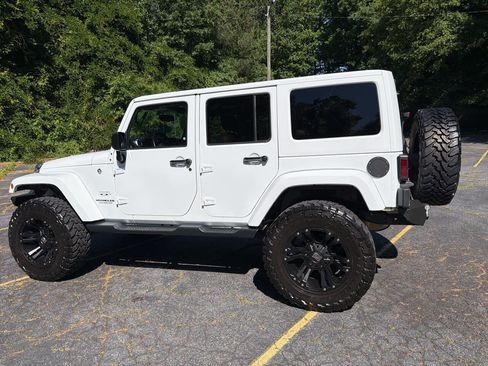 Used 2016 Jeep Wrangler Unlimited Sahara w/ Connectivity Group AWD/4WD image 3