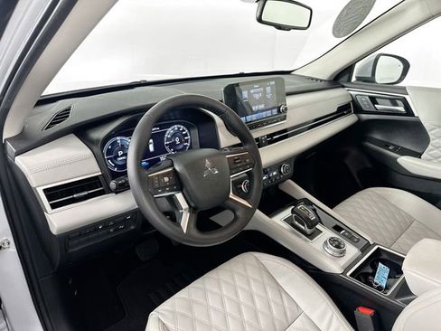 Used 2023 Mitsubishi Outlander SEL AWD/4WD image 3
