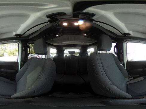 Used 2025 Jeep Wrangler Sahara image 41