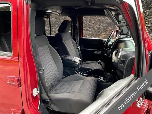 Used 2012 Jeep Wrangler Unlimited Rubicon w/ Connectivity Group AWD/4WD image 7