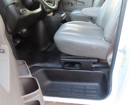 Used 2017 Chevrolet Express 3500 image 12