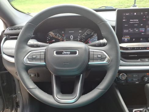 Used 2023 Jeep Compass Latitude AWD/4WD image 17
