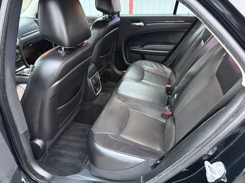 Used 2018 Chrysler 300 Limited image 15