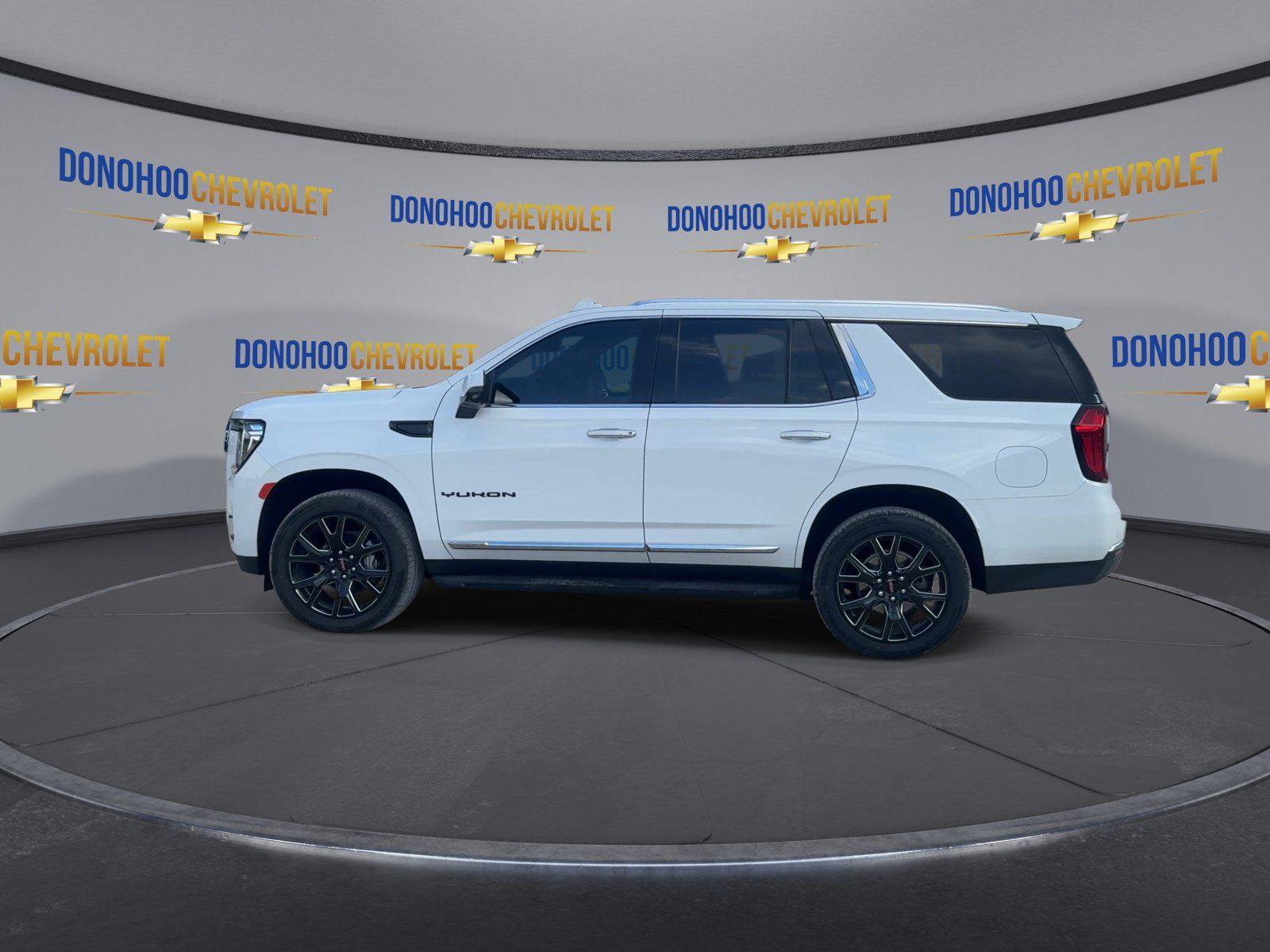 Used 2024 GMC Yukon SLT w/ SLT Premium Package AWD/4WD image 8