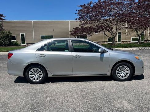 Used 2013 Toyota Camry LE image 2