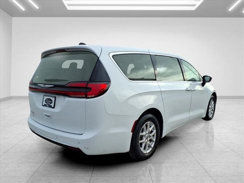 Used 2024 Chrysler Pacifica Touring-L FWD image 11