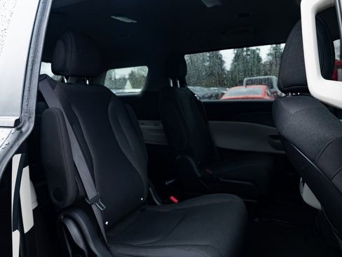 Used 2024 Kia Carnival LX image 22