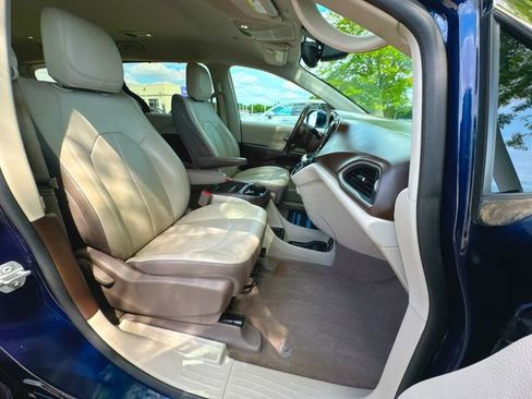 Used 2017 Chrysler Pacifica Touring-L FWD image 27