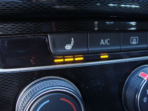 Used 2017 Volkswagen Golf S image 23