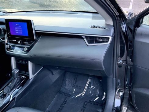 Used 2024 Toyota Corolla Cross XLE FWD image 18